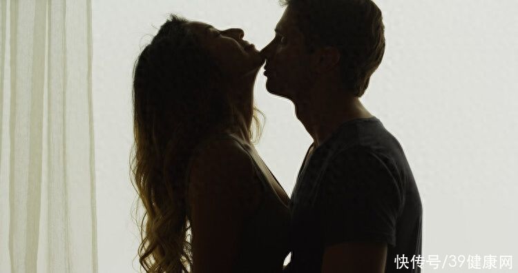 经常憋尿对阴道有什么好处(性生活前憋尿，会更刺激持久？办事时女性为何想尿尿？男女了解下)