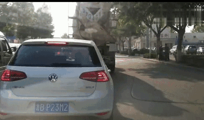 交通|交通GIF动图:什么叫鬼探头,到底有多危险