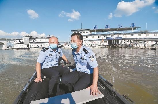  划船|划船上班帐篷办公，民警江中护平安
