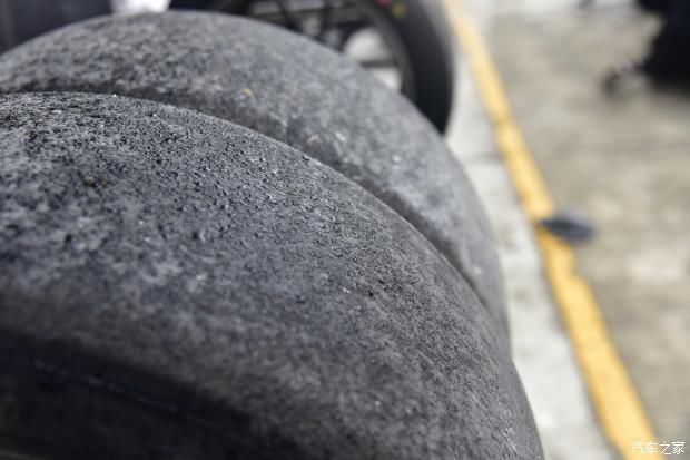 转向|601号赛车被撞，轮圈缺一块还能完赛。818号赛车突然无法转向