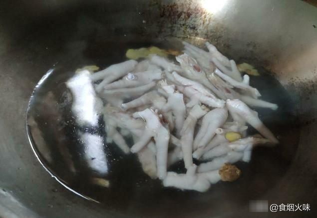 好吃|凉拌鸡爪怎么做好吃?这种方法最正确,香辣Q弹,超好吃