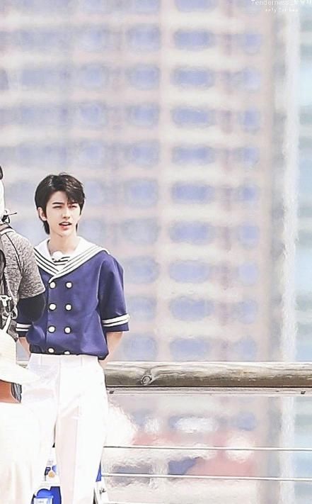  造型|蔡徐坤跑男路透水手服造型，清爽帅气，站在那就是一部偶像剧