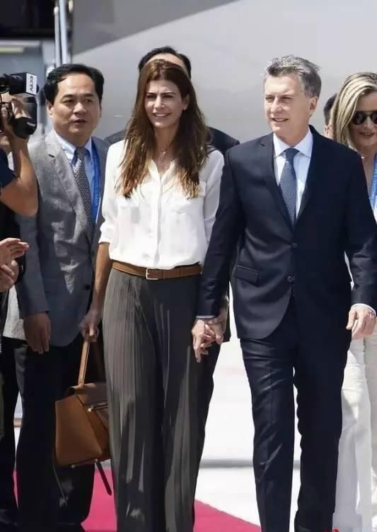  看起来|阿根廷第一夫人三婚带娃嫁总统，遭特朗普贴面吻，颜值压布里吉特