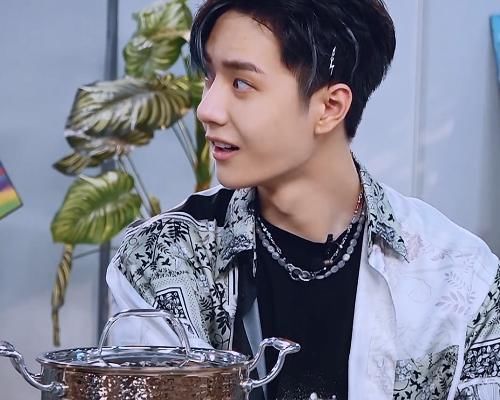  吃火锅|王一博聚餐吃火锅时，却被他盘子的菜抢镜，爱豆的职业素养真高