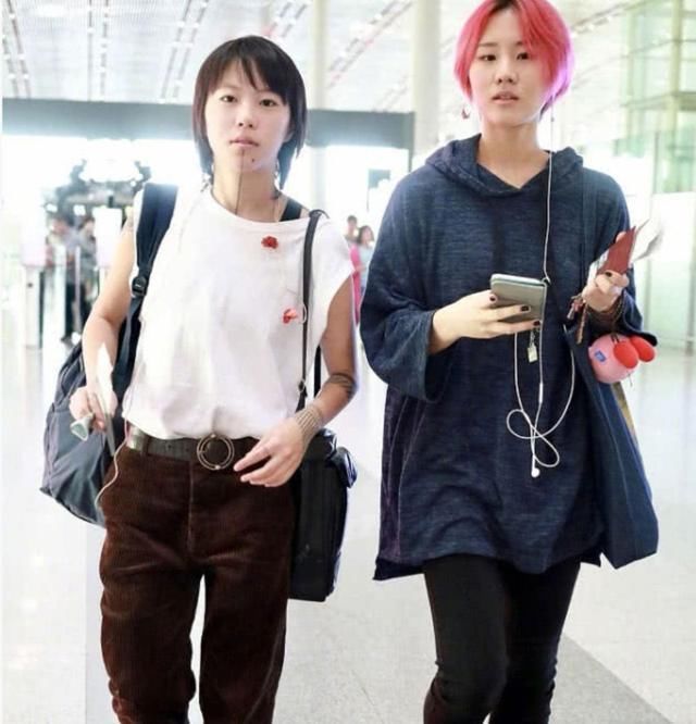  吸睛|窦唯次女酷似父亲，金发吸睛打扮前卫，称不涂指甲油像没穿衣服