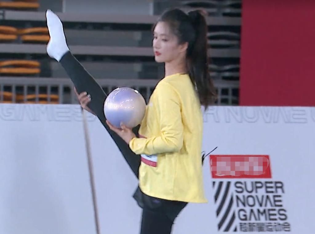  厉害|刘些宁、张艺凡同框有猫腻，被摄像师“戳穿”后一起撒娇，厉害了