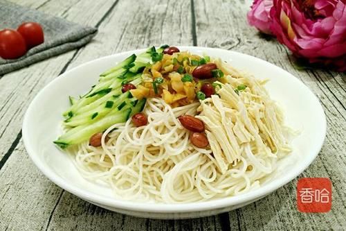  少许|鸡丝凉面怎么做？原来煮面和料汁都有讲究，做好了不油腻还减脂