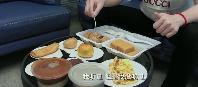 豌豆黄|肖战尝试北京小吃,被豌豆黄惊出表情包,求生欲强都吃光