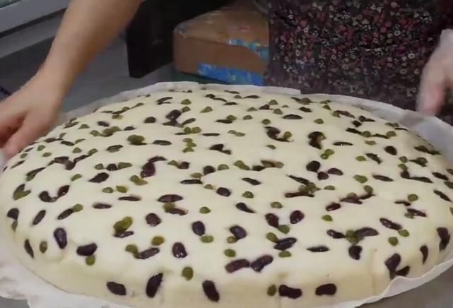  四溢|大妈卖特色“海绵”面包太抢手，口感细腻香气四溢，原来秘方是它