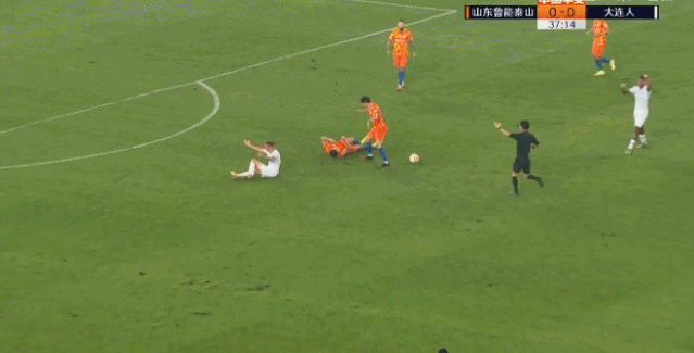 郑铮|刘洋传球失误，郑铮补防犯规后脑着地，太危险了