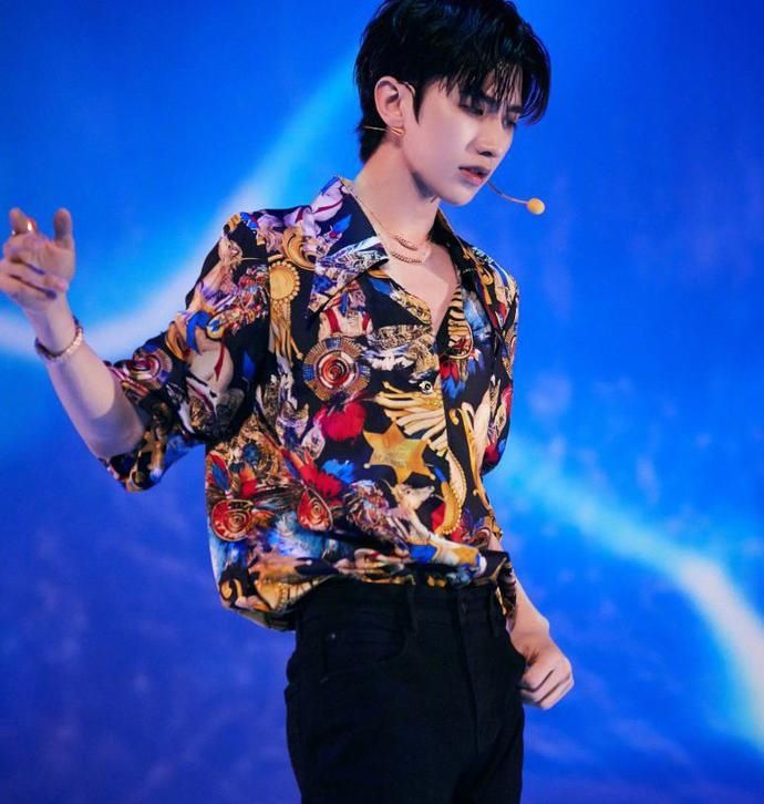  好奇|网传好奇夜嘉宾阵容，蔡徐坤THE9不算啥，吴亦凡药水哥合唱我爱了