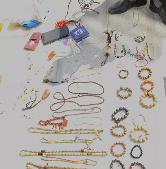 纪念币|黄金首饰、烟酒、纪念币，700件价值200万的赃物铺满篮球场！警方打掉特大入室盗窃团伙