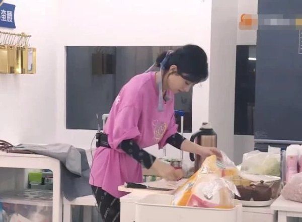  桃子|赵丽颖处理食材发现“烂桃子”，林大厨想扔掉，而她的做法好圈粉