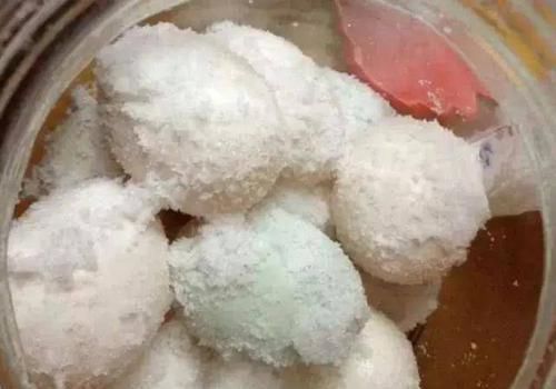 咸鸭蛋|腌鸭蛋时,别只会加白酒和食盐多加一点它,蛋黄个个起沙流大油