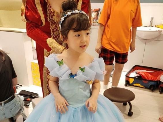  拥有|《爸哪儿》小泡芙长大了！7岁拥有大长腿，公园练单杠秒变女汉子