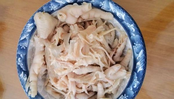  菜场|菜场买来几只鸡爪，凉拌了几下，孩子吃的一口不剩，真过瘾！