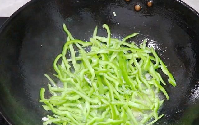  技巧|不管炒什么肉丝都不要直接下锅，教你2个小技巧，肉丝鲜嫩不粘锅