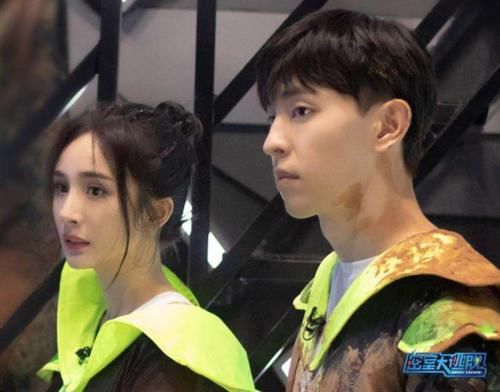  睁眼|《密室大逃脱》邓伦胆小再升级，被吓到不敢睁眼，把杨幂拖了一米远