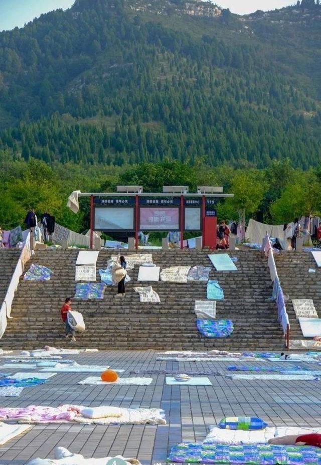  山东|悦读大学｜山东管院学子回归，校园现晒被大军！学生：终于到家了