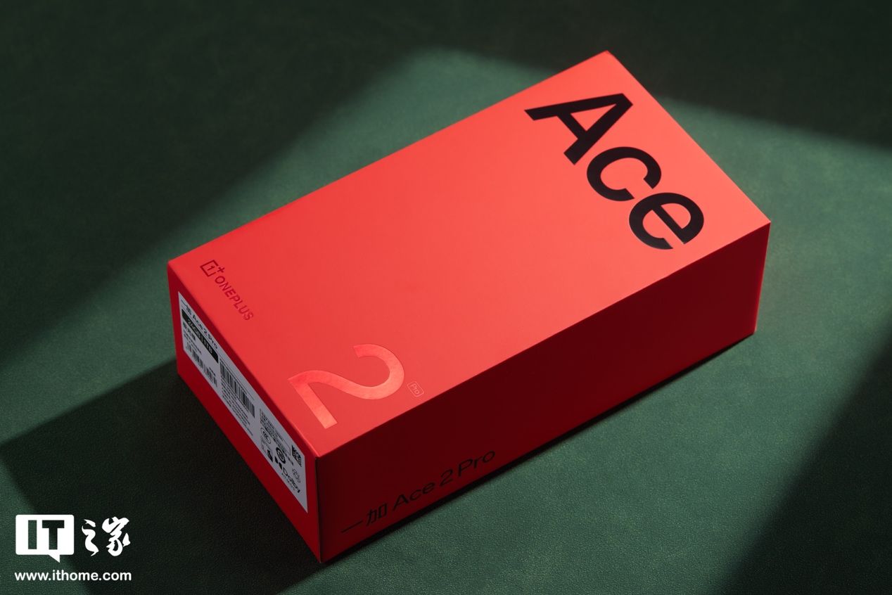 【IT之家开箱】一加 Ace 2 Pro 开箱图赏，金属质感机身+腕表设计镜头