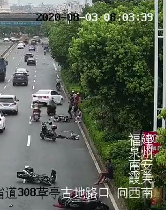  雨天|10分钟4辆电动车滑倒，雨天路滑注意安全