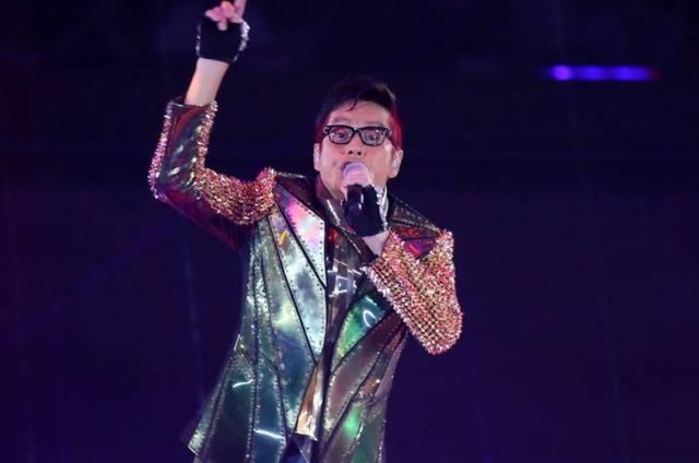  背心|69岁谭咏麟近照罕曝光！穿贴身背心胸肌壮硕，年近古稀仍高大威猛