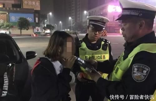 拦下|史上最快的注销驾照刚到手不到10分钟,上路就被交警拦下扣车