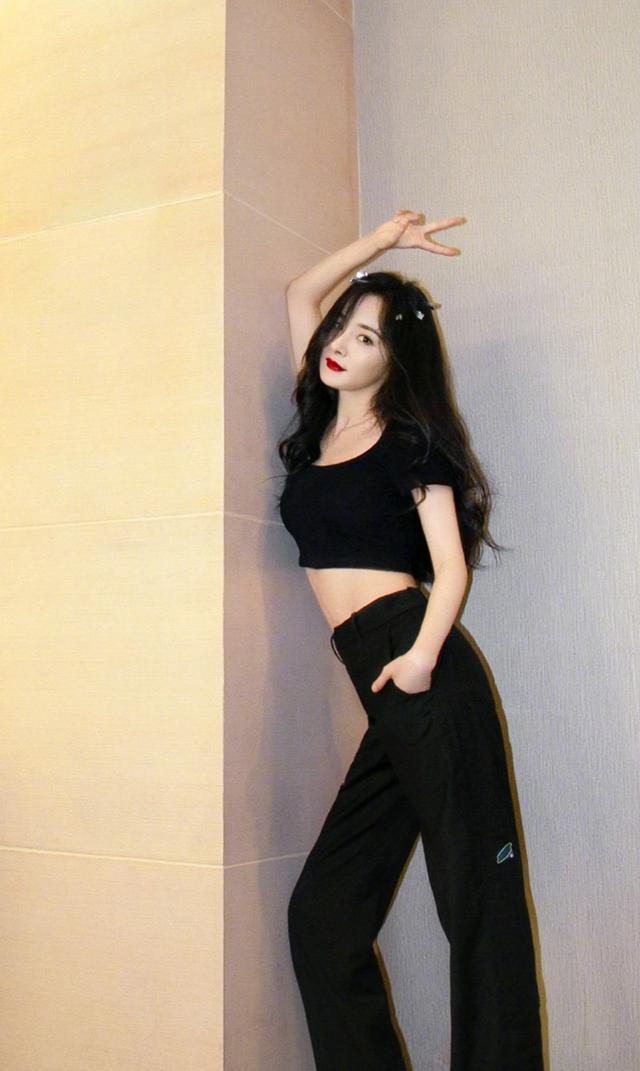 简单|杨幂就是个“小腰精”,T恤配休闲裤照样穿出时尚,又美又飒