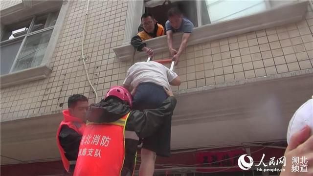 引发|湖北建始：暴雨引发内涝 消防紧急营救转移被困群众近千人