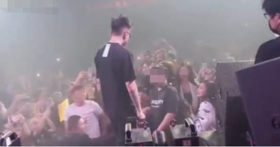  以太|用香槟给王以太“洗脸”，遭死亡凝视后，还扬言下一个就是GAI？