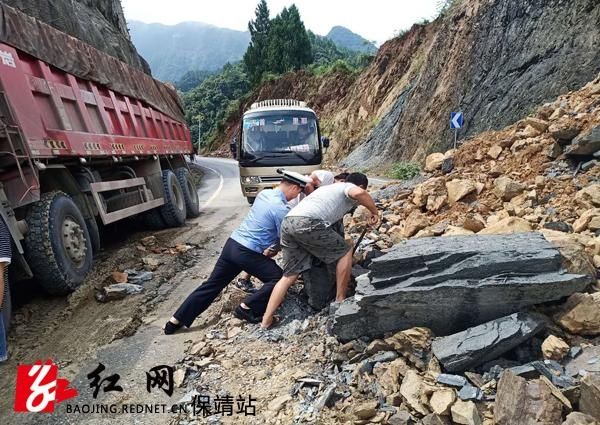  落石|保靖：交警徒手清理塌方落石保畅通