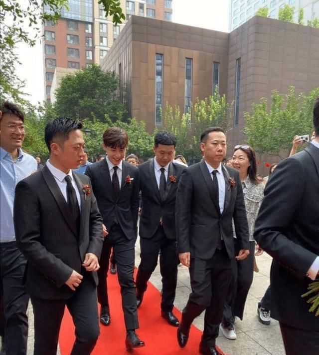  专业户|邓伦回家乡当伴郎，网友：伴郎专业户，经验丰富