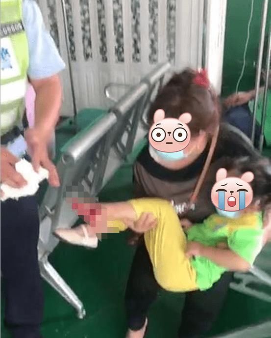  卡车|顺德一女孩脚卡车轮内，骑车带孩子的家长要注意！