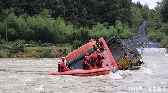  莽夫|大货车过漫水路段时发生侧翻，司机被迫站上车窗，网友：莽夫行为！