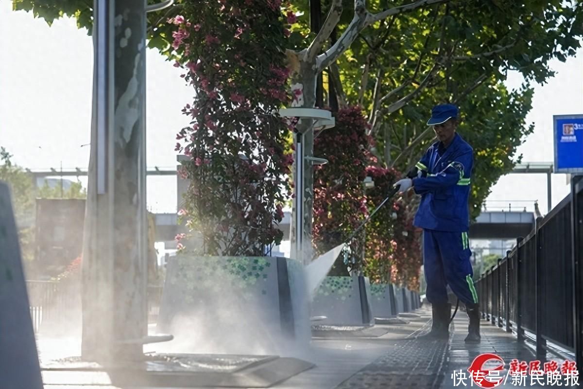 鲜花彩灯景观小品……进博场馆周边市容环境焕然一新，核心区保洁力量增加60%