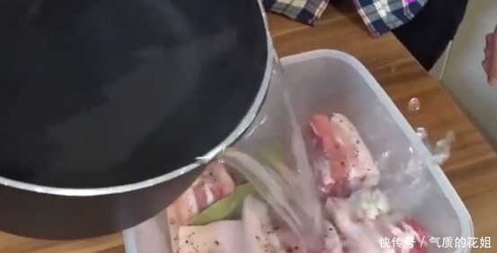 上桌|俄罗斯大叔请中国朋友吃饭,下酒菜上桌差点哭出来这谁受得了啊