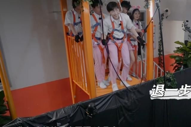  害怕|邓伦刚走一步就害怕的往后退，谁注意杨幂啥反应？姐弟情当场断了