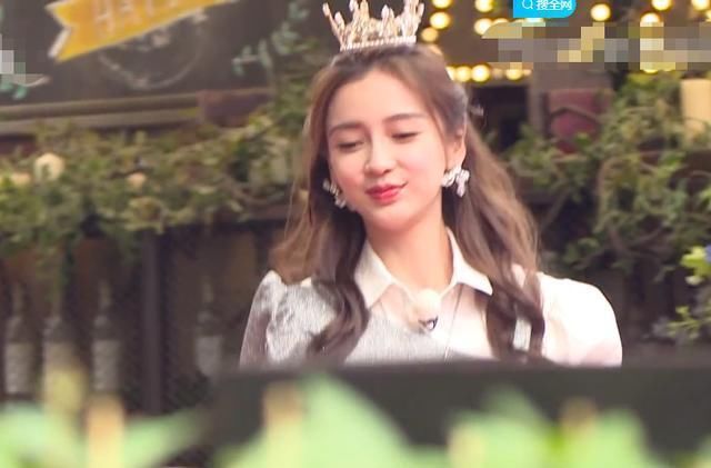 头戴|baby戴“水晶冠”亮相跑男,细看她的妆发造型,确定不是来选秀?