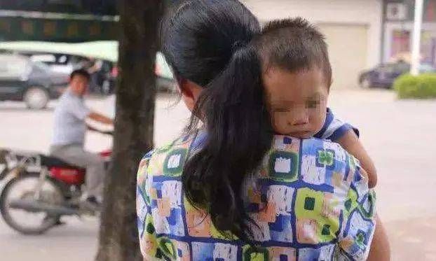 男孩|乞讨男孩叫女子妈妈，女子楞了几秒转头就跑，眼里的泪水流个不停