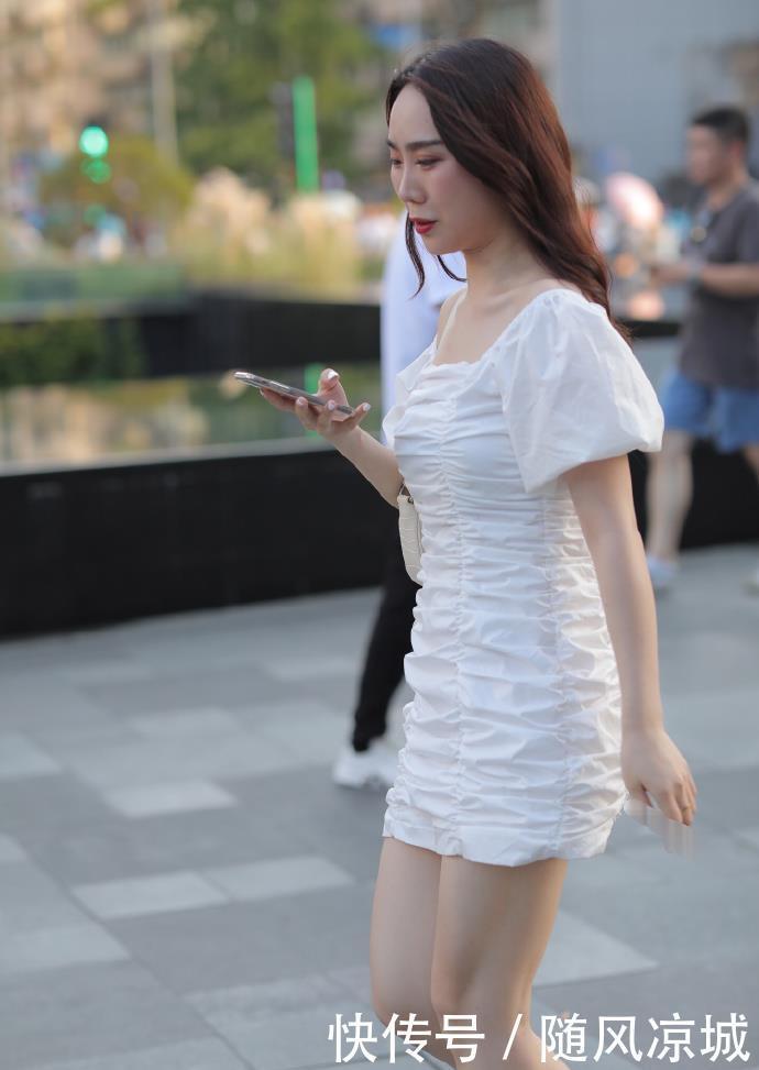 微胖|街拍:白色一字肩短裙,魅力自然散发