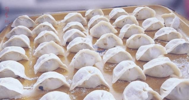  好吃|包芹菜饺子，有人焯水，有人直接包大厨都不对，教你正确做法