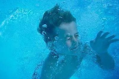  亮子|西洋河又见溺水者，因救人负伤~