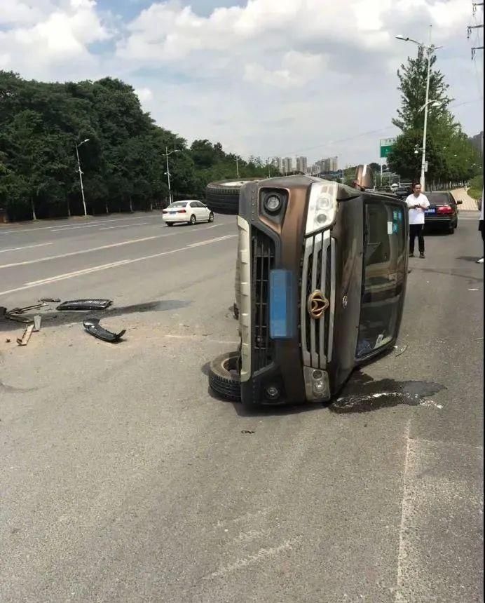  违法行为|长沙一面包车撞劳斯莱斯，交警定责了！