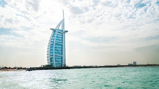 迪拜|迪拜人吃什么?到菜市场转一圈就明白了,帝王蟹、鲨鱼,应有尽有