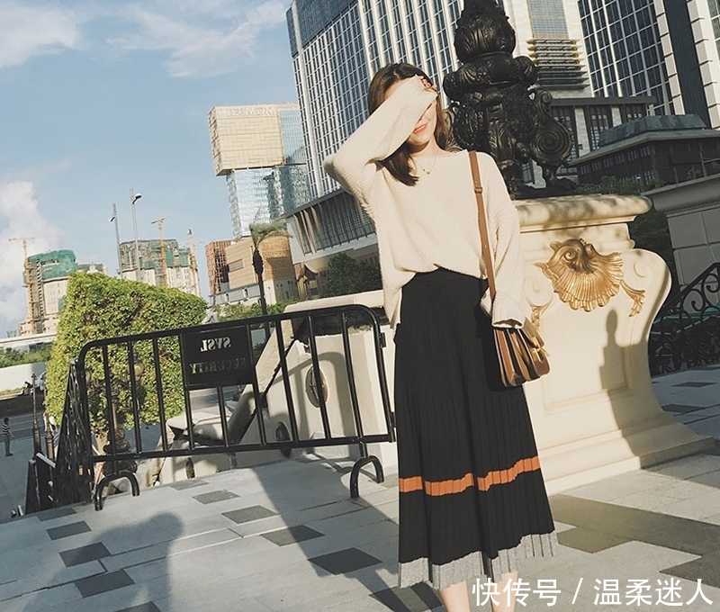 秋裙|女人别穿去年的秋裙了!今年9月流行针织套装,美嫩巨高挑