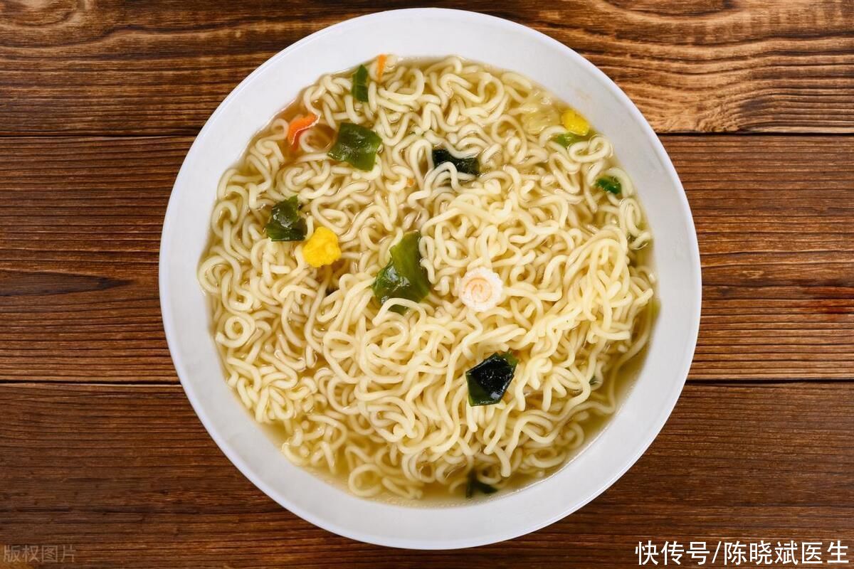 长期吃方便面对肝有危害吗(吃一袋方便面，肝要解毒32天？吃多了致癌？告诉你真相)
