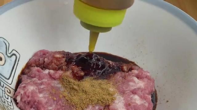  好吃|洋葱别凉拌，学会这种吃法，鲜香味美又多汁，出锅比包子好吃！