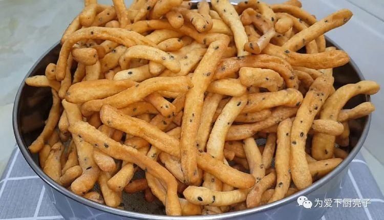  简单|油条这做法才简单，切一切炸一炸，个个焦脆又香甜，学会能开店了