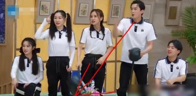  老人|两个《奔跑吧》年轻人“残忍欺负”一个老人