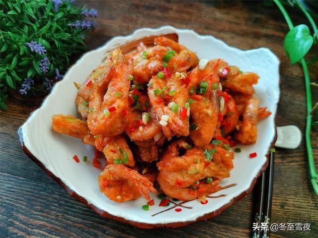 把大虾|别只会水煮大虾，教你这个做法，味道特别香，吃的虾壳都不剩